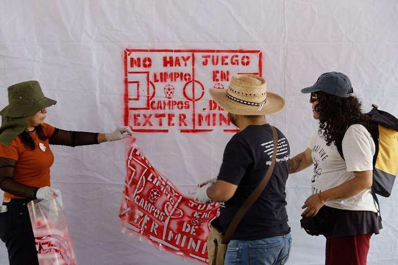 protestos perto do est&aacute;dio