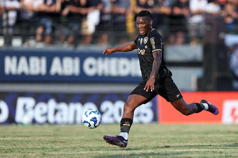 Patrick de Paula deve deixar o Glorioso e usa a estrutura do clube para manter a forma f&iacute;sica &ndash;