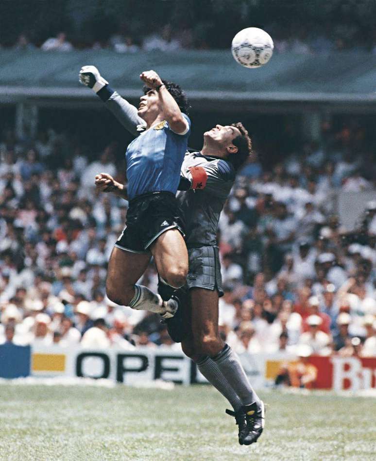 A 'm&atilde;o de Deus', um dos momentos mais c&eacute;lebres da hist&oacute;ria do esporte, tamb&eacute;m ocorreu no Azteca