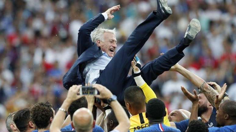 Didier Deschamps &eacute; levantado no ar por jogadores da Fran&ccedil;a ap&oacute;s a vit&oacute;ria em 2018 em Moscou