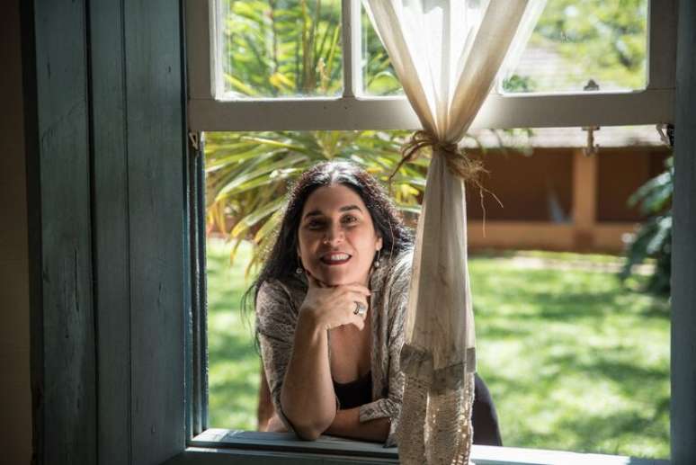 A cantora M&ocirc;nica Salmaso participa de s&eacute;rie que rel&ecirc; discos emblem&aacute;ticos