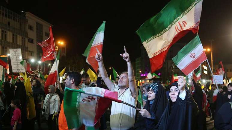 Especialistas apontam que a lideran&ccedil;a iraniana enfrenta press&atilde;o interna para n&atilde;o dar a impress&atilde;o de aceitar termos de cessar-fogo menos favor&aacute;veis