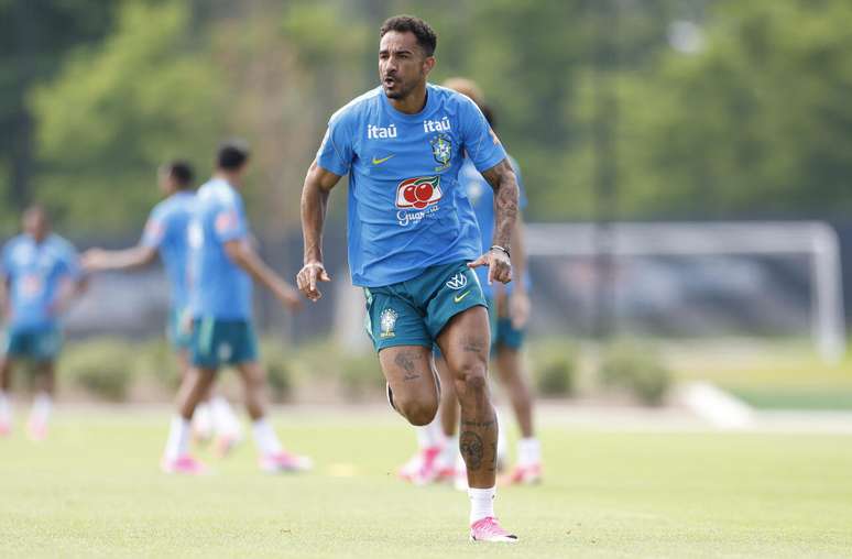 Danilo deve ganhar vaga de Wesley no time titular do Brasil &ndash;