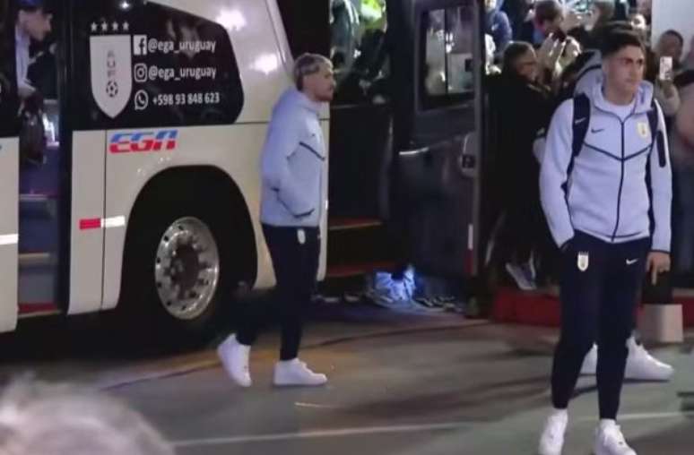 Reprodu&ccedil;&atilde;o de v&iacute;deo - Legenda: Arrascaeta surgiu mancando ao sair do &ocirc;nibus do Uruguai nesta quinta-feira (11)