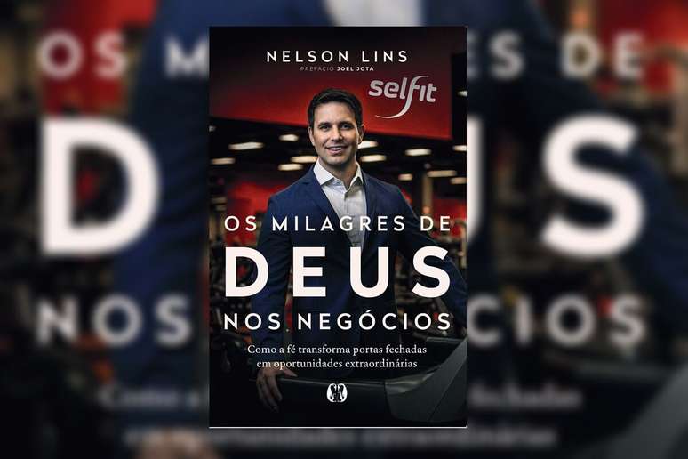 Capa de livro preta com imagem do autor e t&iacute;tulo e nome em branco
