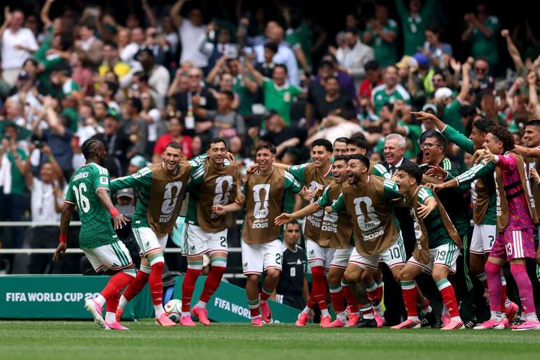 Juli&aacute;n Qui&ntilde;ones comemorando o gol do M&eacute;xico 
