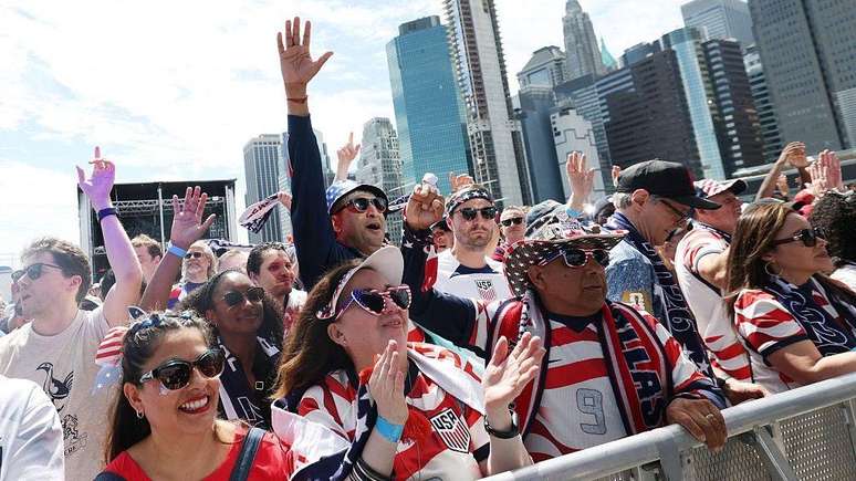 Um grupo de f&atilde;s americanos aplaude nas ruas da cidade de Nova York