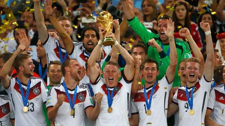 Jogadores da Alemanha levantam a Copa do Mundo ap&oacute;s vencerem o torneio em 2014