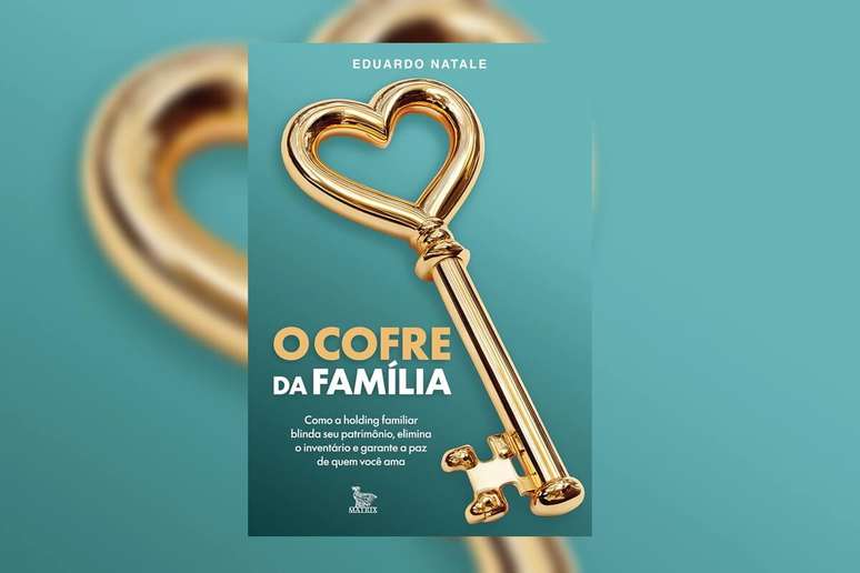 Capa de livro em tons de verde com chave com formato de cora&ccedil;&atilde;o dourado e escrito o t&iacute;tulo e autor em dourado e branco