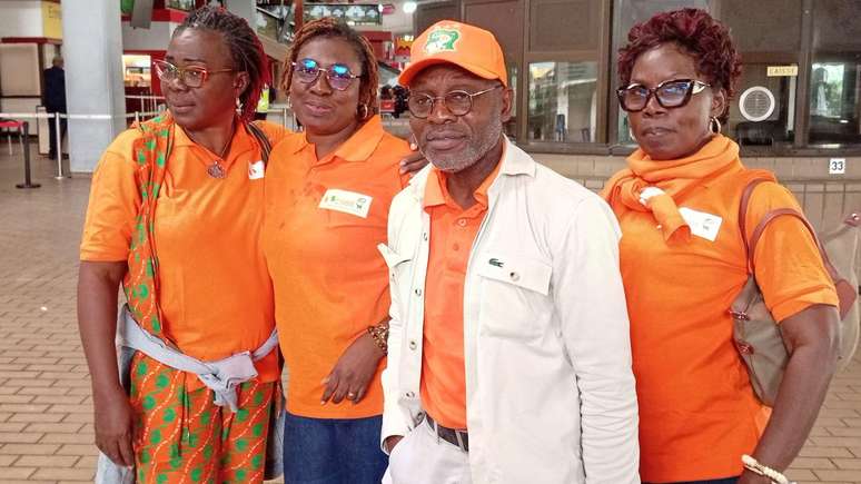 Julien Kouadio Adonis, com torcedores da Costa do Marfim, diz que as restri&ccedil;&otilde;es de viagem s&atilde;o "uma forma de segrega&ccedil;&atilde;o"