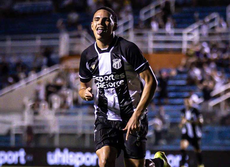 Melk comemora seu gol na vit&oacute;ria do Cear&aacute; sobre o Ava&iacute;, no Presidente Vargas &ndash;