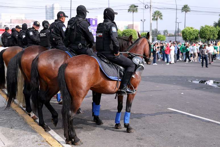 Policiais mexicanos mobilizados para a abertura da Copa do Mundo 