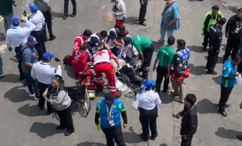 Homem recebe atendimento m&eacute;dico ap&oacute;s infarto no Est&aacute;dio Azteca