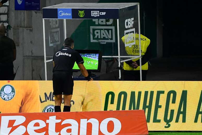 O árbitro Felipe Fernandes de Lima confere o VAR durante partida entre Palmeiras x Chapecoense válida pela decima oitava rodada do Campeonato Brasileiro de Futebol 2026, último jogo antes da Copa do Mundo O árbitro Felipe Fernandes de Lima confere o VAR durante partida entre Palmeiras x Chapecoense válida pela decima oitava rodada do Campeonato Brasileiro de Futebol 2026, último jogo antes da Copa do Mundo