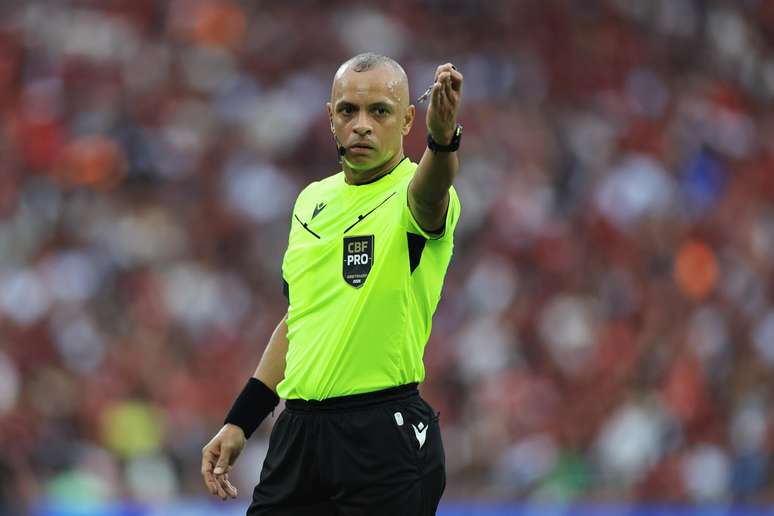 O árbitro Wilton Pereira Sampaio. O árbitro Wilton Pereira Sampaio.