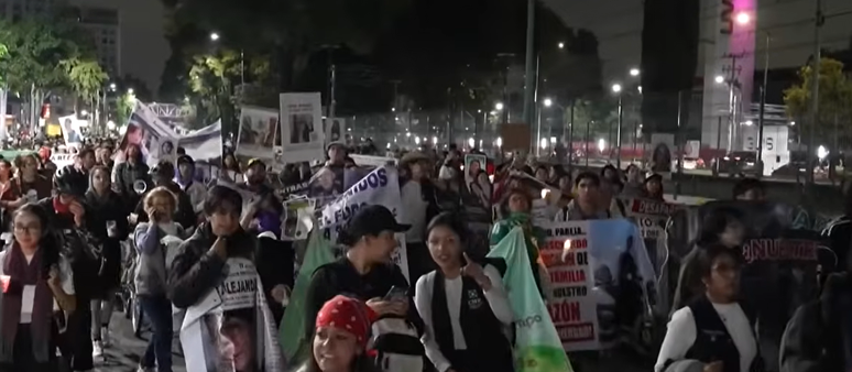 Famílias de desaparecidos marcham em direção ao estádio do México em meio à abertura da Copa Famílias de desaparecidos marcham em direção ao estádio do México em meio à abertura da Copa