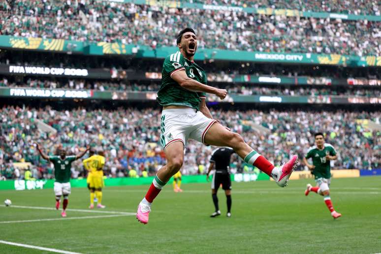 Jim&eacute;nez marca o segundo gol do M&eacute;xico.