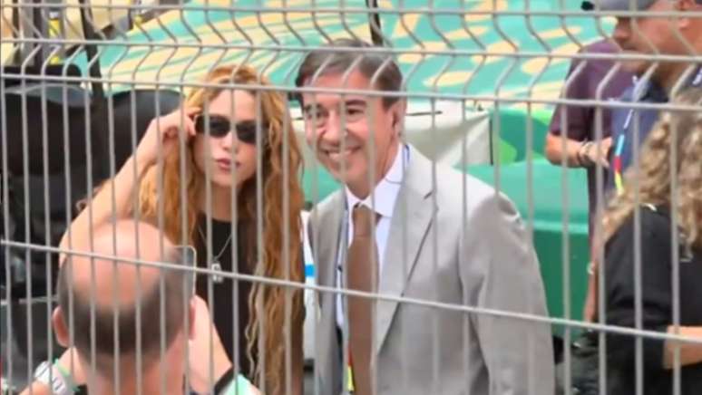 Marcelo Benedetto parou a artista pra tirar uma foto durante a transmiss&atilde;o na TV mexicana