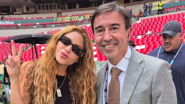 Marcelo Benedetto parou a artista pra tirar uma foto durante a transmissão na TV mexicana