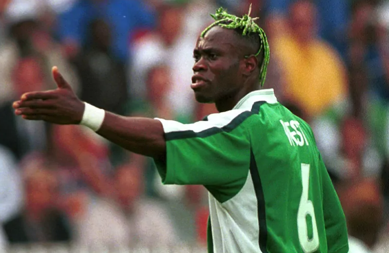 Taribo West, com suas tran&ccedil;as verdes, esbanjou estilo no Mundial de 1998