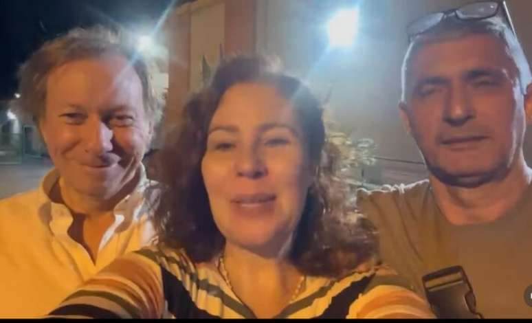 Ex-deputada publicou v&iacute;deo ao lado do marido e do advogado ap&oacute;s ser libertada.