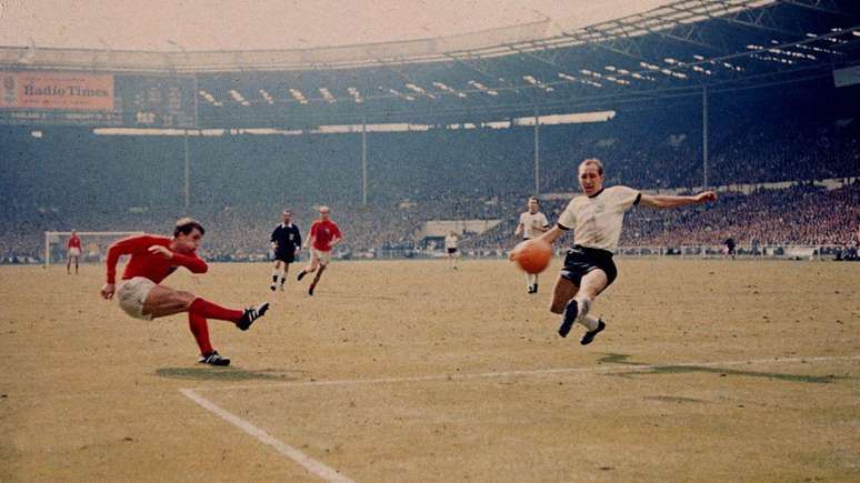 O terceiro gol da Inglaterra na final de 1966, marcado por Hurst. Afinal, aquela bola entrou ou n&atilde;o?