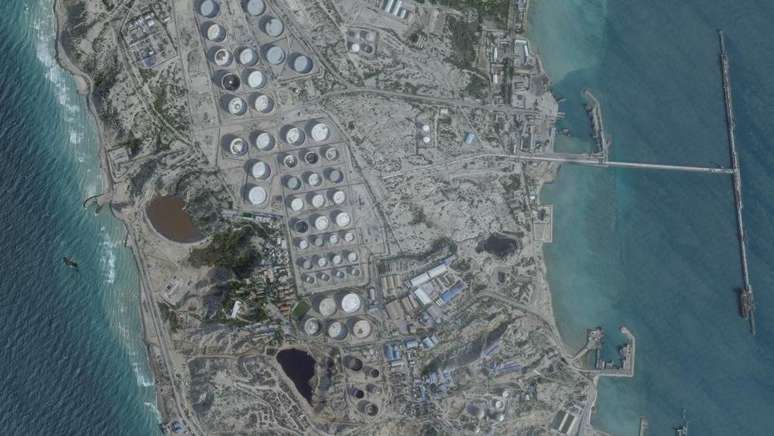 Imagem de satélite mostrando um terminal de petróleo na Ilha Kharg