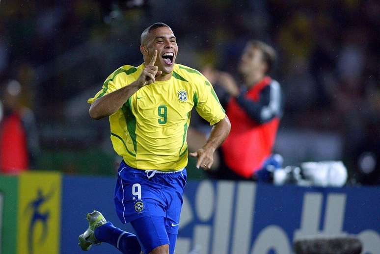 Ronaldo comemora o primeiro gol da final contra a Alemanha em Yokohama, no Jap&atilde;o, quando o Brasil se sagrou pentacampe&atilde;o mundial de futebol