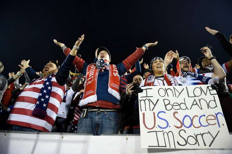 'S&oacute; amo minha cama e a U.S. Soccer, desculpe', diz o cartaz de 2018, em refer&ecirc;ncia &agrave; Federa&ccedil;&atilde;o Americana de Futebol