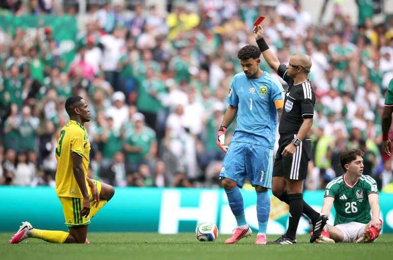 Wilton Pereira Carvalho expulsou tr&ecirc;s jogadores em M&eacute;xico 2 x 0 &Aacute;frica do Sul &ndash;