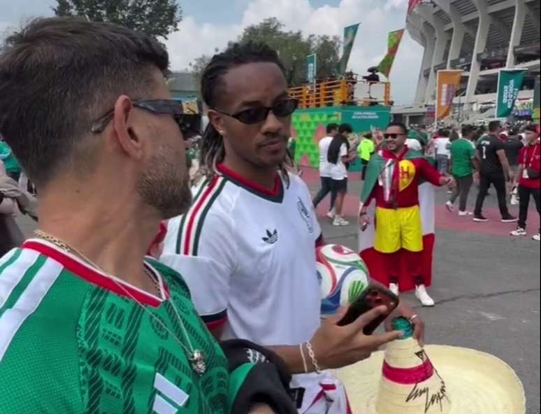Carrillo usou a camisa branca do M&eacute;xico para evitar problemas &ndash;