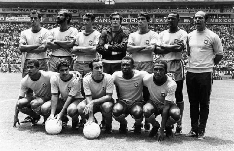 Time posado da sele&ccedil;&atilde;o do Brasil que enfrentou a Inglaterra na Copa do M&eacute;xico. Da esquerda para a direita, de p&eacute;: Carlos Alberto; Brito, Piazza, F&eacute;lix, Clodoaldo e Everaldo. Agachados: Jairzinho, Rivelino, Tost&atilde;o Pel&eacute; e Paulo Cesar Caju
