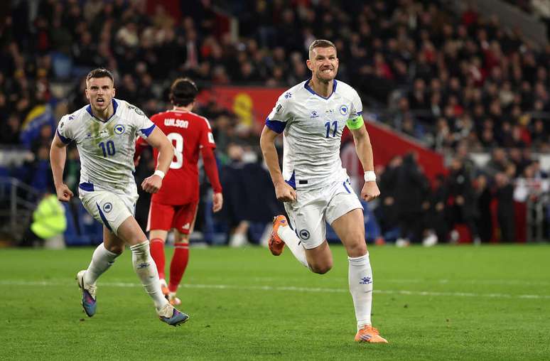 Dzeko celebra um gol pela B&oacute;snia em partida contra Pa&iacute;s de Gales &ndash;