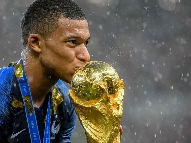 Kylian Mbapp&eacute; beija o trof&eacute;u da Copa do Mundo ap&oacute;s a conquista do bicampeonato pela Fran&ccedil;a em 2018, na R&uacute;ssia