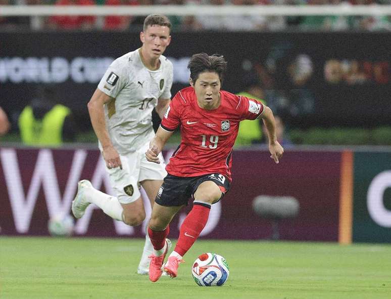 Lee Kang-in leva a Coreia do Sul ao ataque diante da Rep&uacute;blica Tcheca.&nbsp;