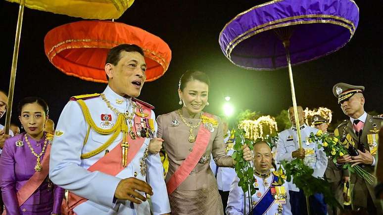 A princesa (esquerda) com seu pai, o rei Vajiralongkorn, e a rainha Suthida em 2020