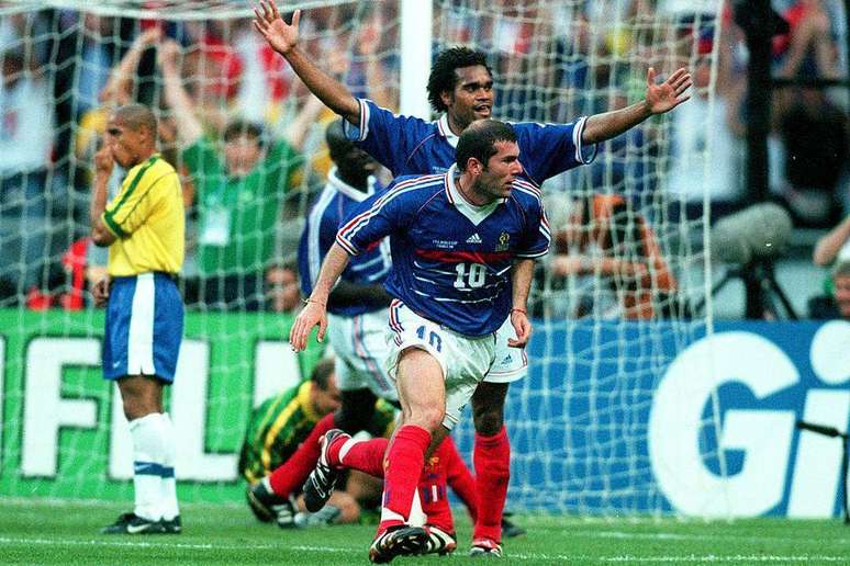 Zidane comemora o primeiro gol contra o Brasil, na final da Copa do Mundo de 1998, na Fran&ccedil;a