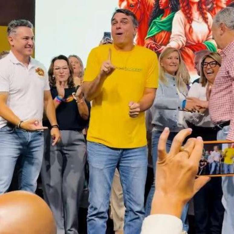 Fl&aacute;vio Bolsonaro tem feito dancinhas durante eventos do partido