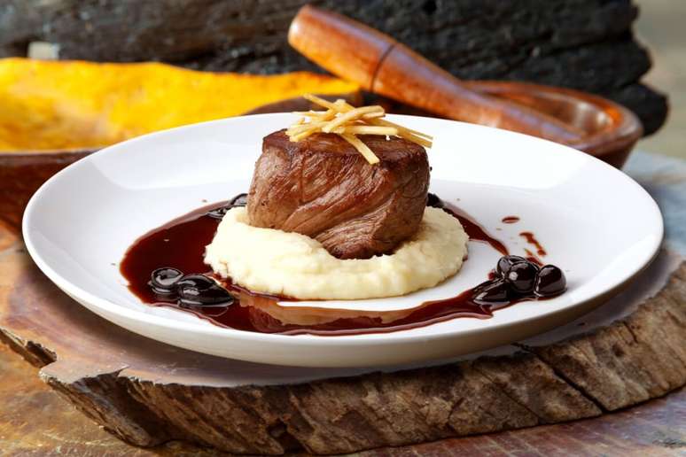 Fil&eacute;-mignon com pur&ecirc; de batata e molho de vinho tinto 