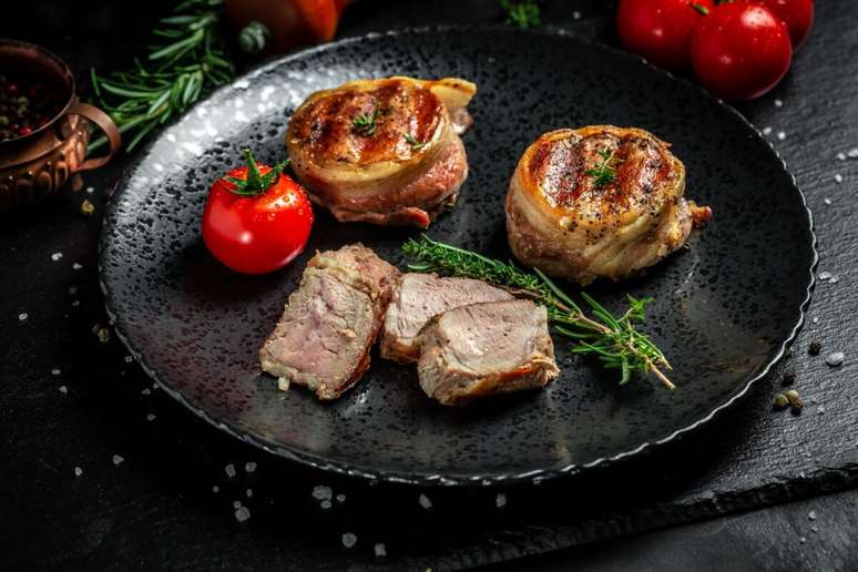 Prato preto com dois medalh&otilde;es de fil&eacute;-mignon com bacon