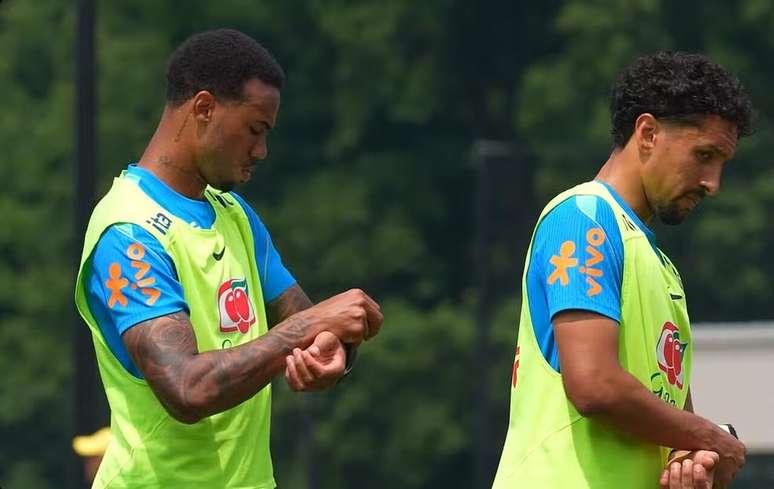 Sele&ccedil;&atilde;o adota munhequeira t&aacute;tica para ensaiar jogadas de bola parada &ndash;