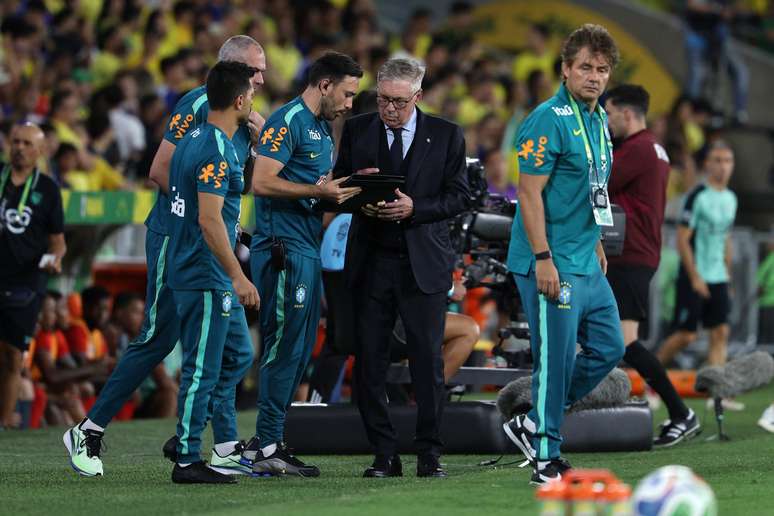 Carlo Ancelotti conversando com sua comiss&atilde;o t&eacute;cnica durante partida do Brasil 