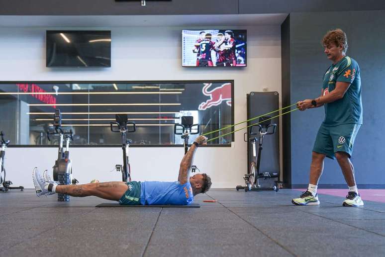 Neymar se recupera de les&atilde;o, mas n&atilde;o foi cortado da Copa -