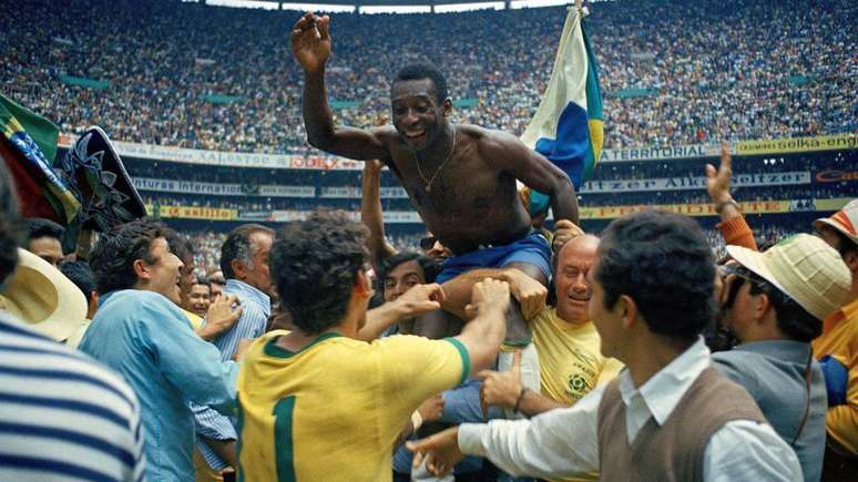 Pel&eacute; carregado nos ombros, ap&oacute;s a conquista do tricampeonato mundial no M&eacute;xico