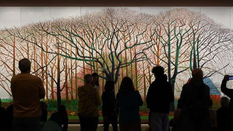 Visitantes na mostra "David Hockney 25", na Funda&ccedil;&atilde;o Louis Vuitton, em Paris. 5/5/25