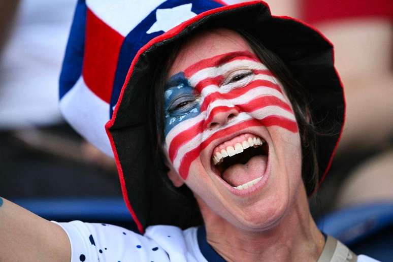 Torcedora da sele&ccedil;&atilde;o americana durante a final do futebol feminino disputada contra o Brasil, nas Olimp&iacute;adas de Paris em 2024, e vencida pelos Estados Unidos