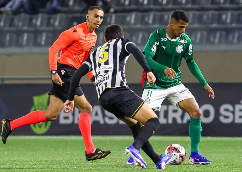 Palmeiras e Santos travaram duelo intenso na Arena Barueri, pelo Brasileir&atilde;o Sub-20 &ndash;