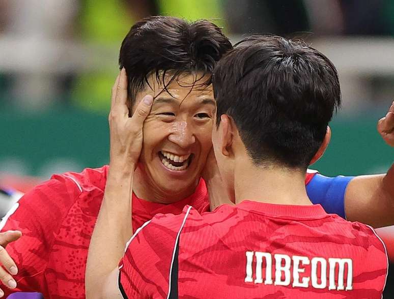 Hyeon-gyu vibra ao lado de Hwang In-beom. Os dois marcaram os gols da Coreia do Sul na vit&oacute;ria sobre a Rep&uacute;blica Tcheca &ndash;