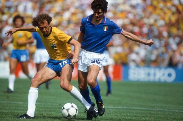 Paolo Rossi disputa a bola com Falc&atilde;o durante a 'Trag&eacute;dia do Sarri&aacute;', em 1982