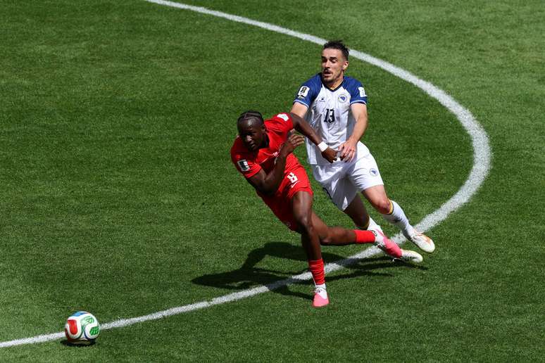 Ismael Kon&eacute; e Ivan Basic em duelo pela bola em Canad&aacute; x B&oacute;snia 